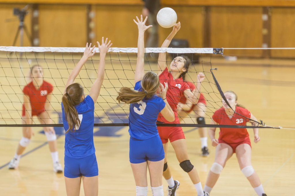 Jovem jogador de vôlei na quadra