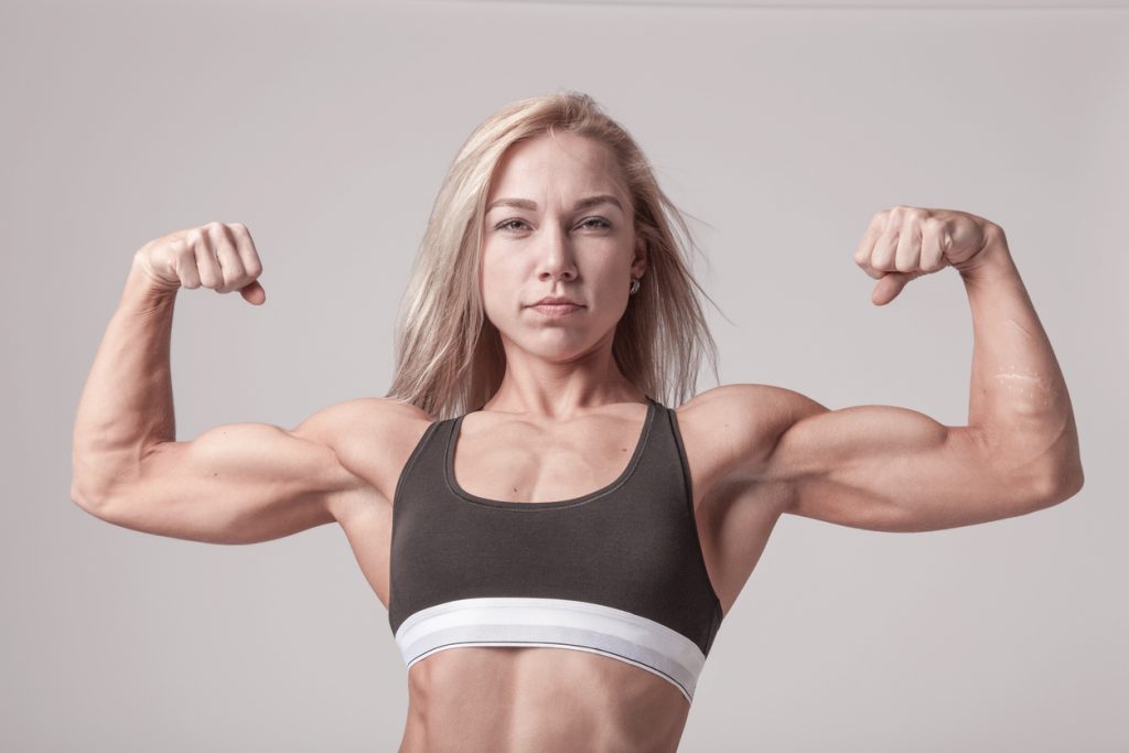 Preto fêmea atleta dentro a academia, delgado muscular mulher