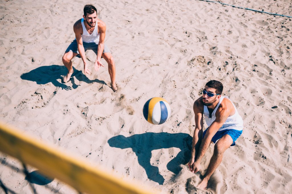 Esportes na areia aumentam força e agilidade; veja cuidados ao praticar -  UOL VivaBem