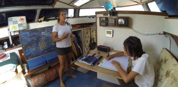 Educação em alto-mar | Casal cria escola para o filho no veleiro onde vivem