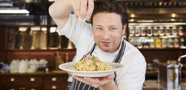 Império de Jamie Oliver entra em falência e ameaça mais de mil