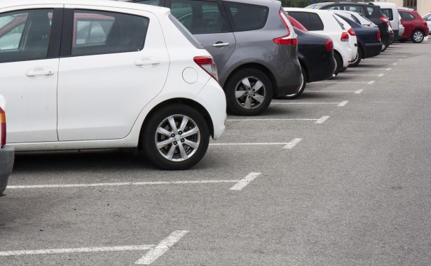 Esta app portuguesa gratuita encontra lugares livres para estacionar o carro