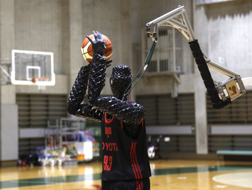 Robô jogador de basquete aprende a driblar e acerta mais de 2 mil