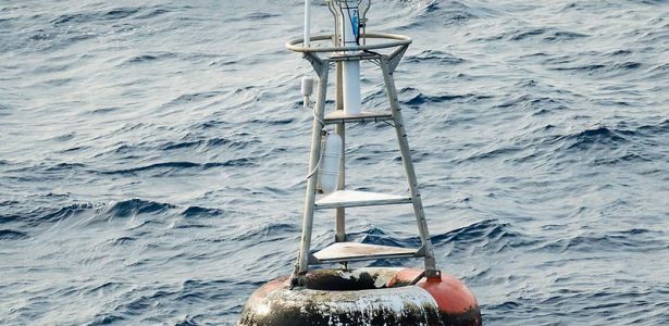 Ou quase isso | Boia no meio do mar é um dos lugares mais visitados do mundo