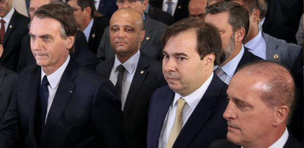 Rodrigo Maia rompe relações com o líder do governo na Câmara. Major Vitor Hugo teria compartilhado um ‘meme’ de Maia carregando um saco de dinheiro