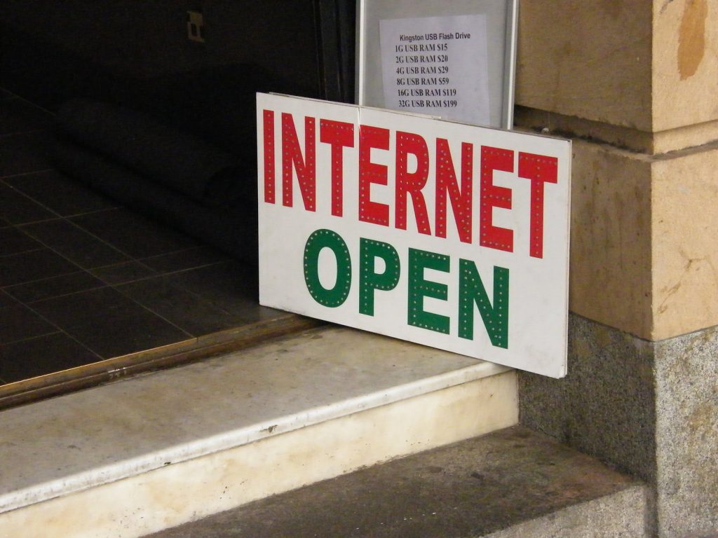 Uma foto que mostra um cartaz de internet aberta em Brisbaine