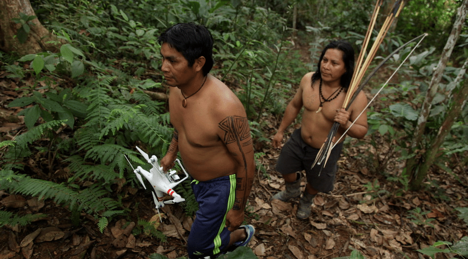 Imagem de campanha da Witness, que treina indígenas para vigiar crimes na floresta
