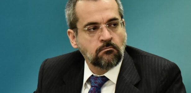 Grosseiro e medíocre, ministro da Educação fere Carta e Lei de Improbidade