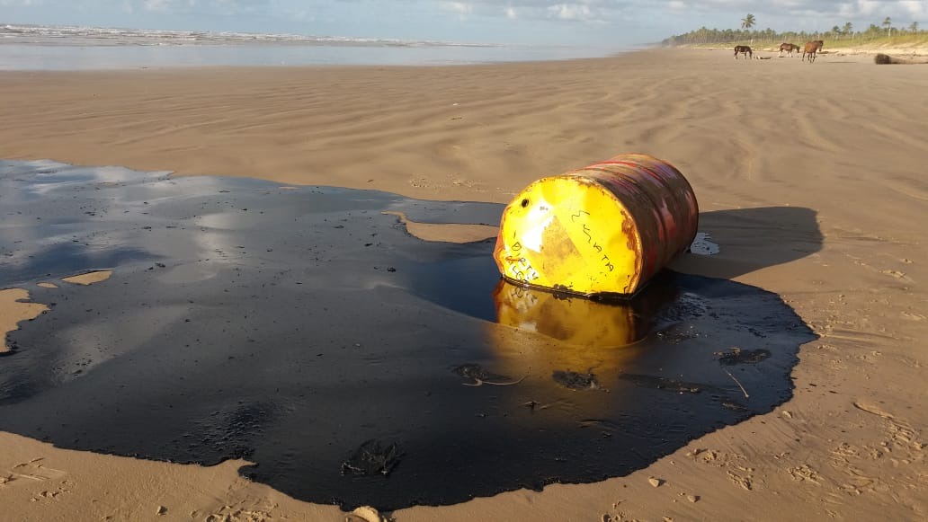 Resultado de imagem para foto manchas de óleo percorrem pela costa brasileira