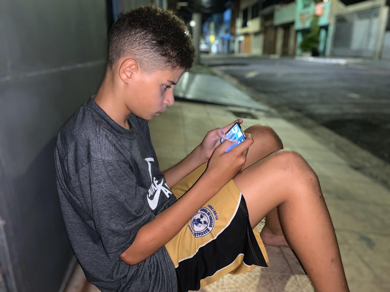 Adolescente Jogando Jogo Online No Telefone Celular E Ouvindo