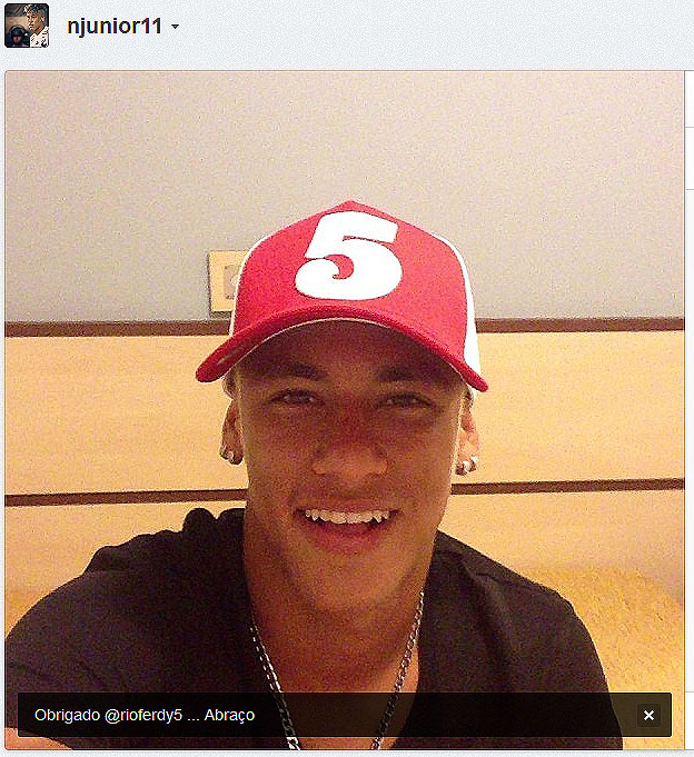 Neymar exibe boné que recebeu de Ferdinand