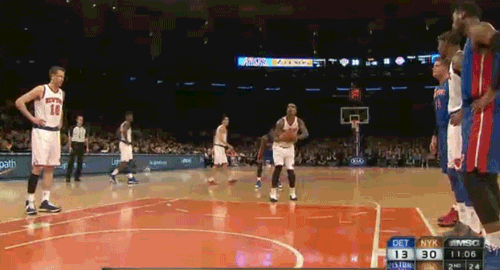 O jogador de basquete gosta de arremessar seu lance livre em