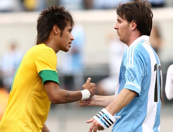 neymar-cumprimenta-messi-apos-a-vitoria-argentina-craques-trocaram-suas-camisetas-1339276994297_564x430