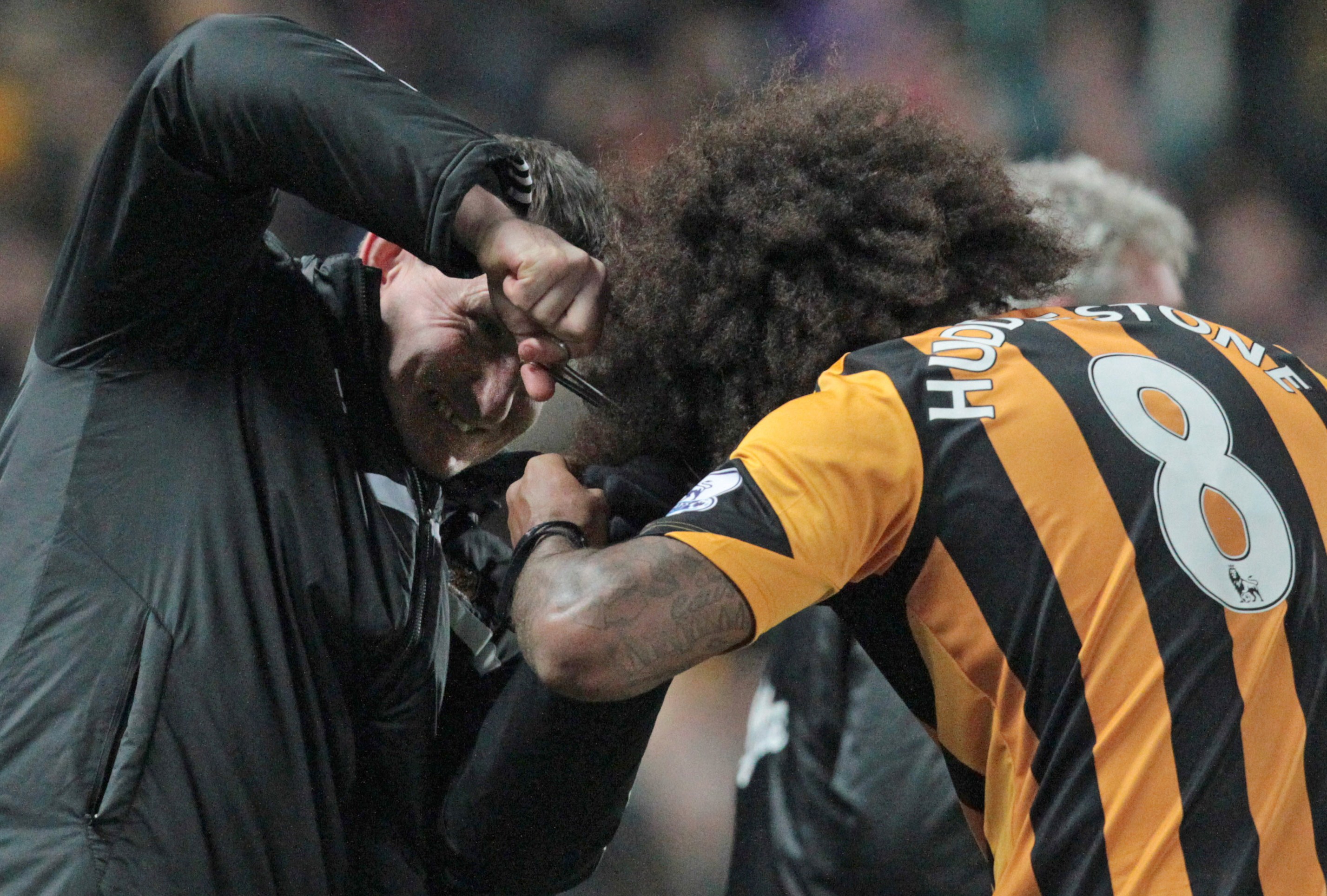 Após marcar um gol na partida contra o Fulham, Tom cortou um pedaço do cabelo