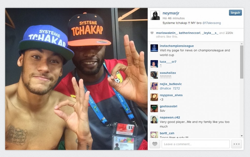 Neymar posa para foto com o companheiro de Barcelona e jogador camaronês Song