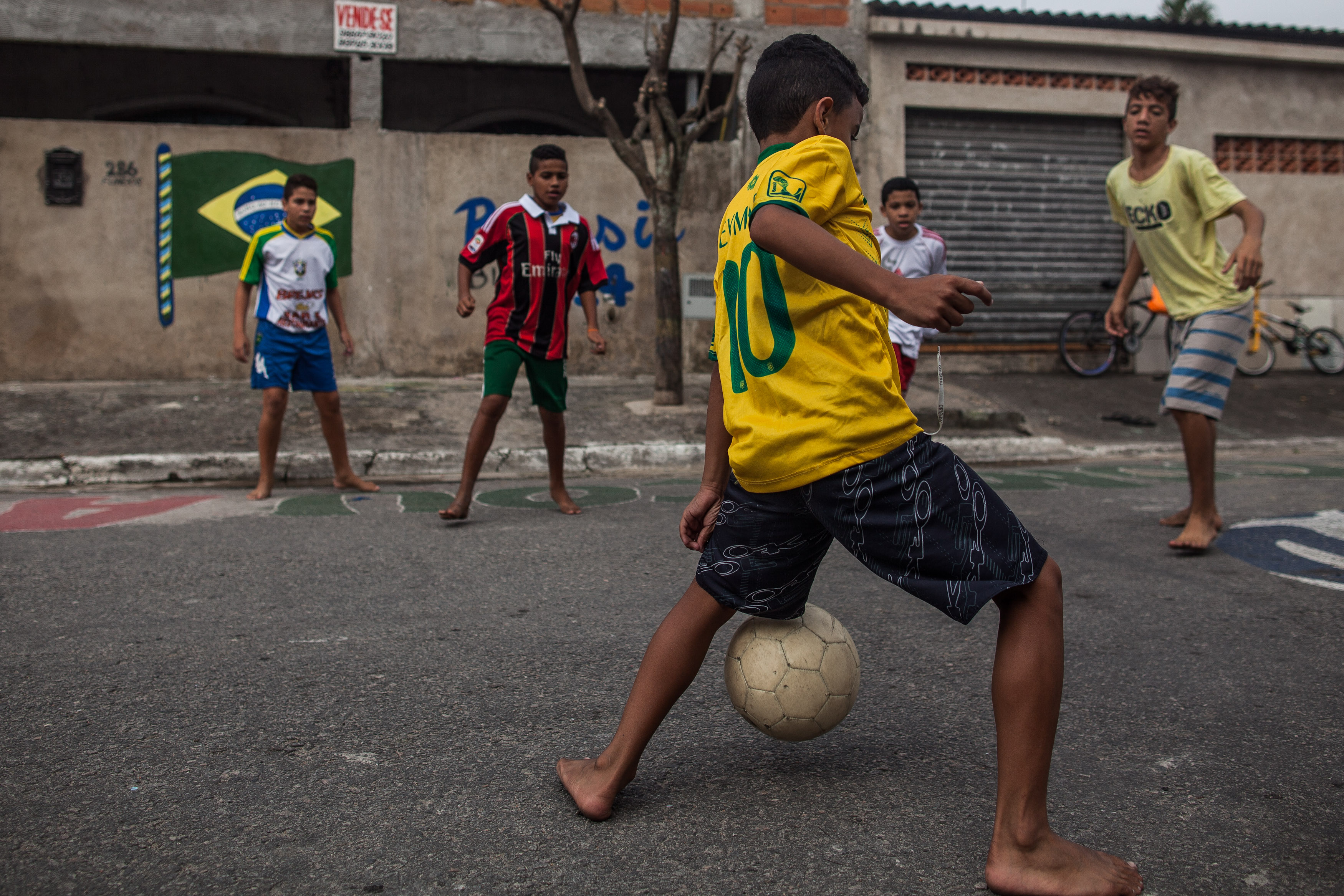 Jogador de futebol com bola em pé no joelho, jogar futebol