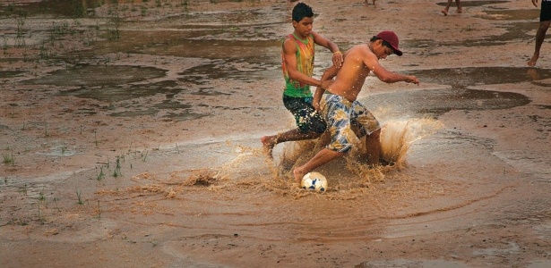 Antiga Bola De Futebol Deitada No Capim Para O Futebol De Rua