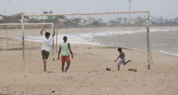 13 maneiras de jogar futebol na rua - UOL Esporte