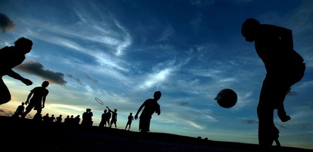 13 maneiras de jogar futebol na rua - UOL Esporte
