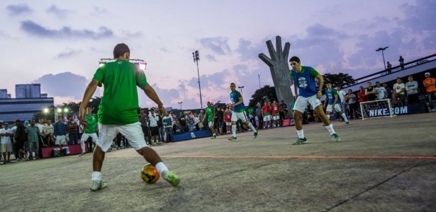 JOGAR BOLA NA RUA 