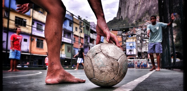 Tipos de amigos jogando bola na rua 