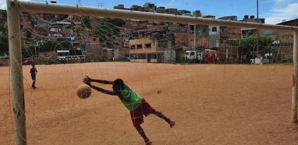 8 brincadeiras de futebol de rua que vão te deixar com saudades da