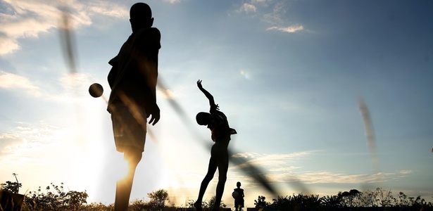 13 maneiras de jogar futebol na rua - UOL Esporte