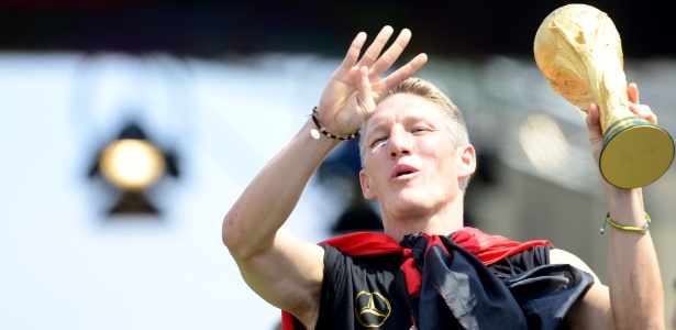 schweinsteiger-faz-sinal-exibindo-os-quatro-titulos-da-alemanha-em-copas-do-mundo-1405429958594_615x300
