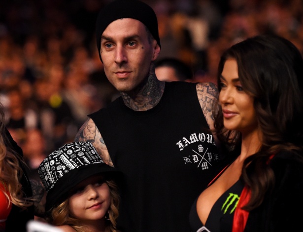 Arianny Celeste e Travis Barker já posaram juntos para foto em evento do UFC. A foto é de fevereiro