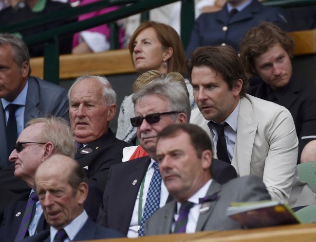 Ator Bradley Cooper assiste à final masculina de Wimbledon. O piloto Lewis Hamilton foi barrado no setor VIP por não trajar terno e gravata