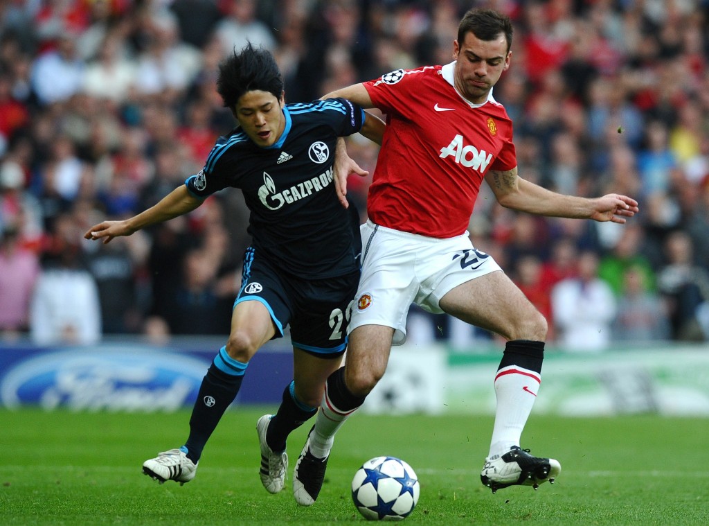 ORG XMIT: YAT004 Manchester United's Irish midfielder Darron Gibson (R) vies with Schalke's Japanese defender Atsuto Uchida (L) during the UEFA Champions League semi-final second leg football match between Manchester United and FC Schalke at Old Trafford in Manchester, north-west England on May 4, 2011. AFP PHOTO/PAUL ELLIS