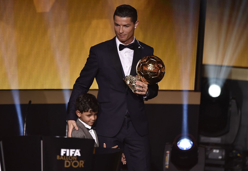 Cristiano Ronaldo e Cristianinho (Crédito: Fabrice Coffrini/AFP Photo)