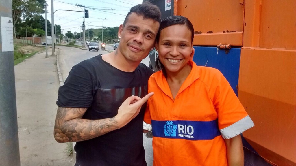 Bernardo, ex-Vasco, posa com gari no Rio