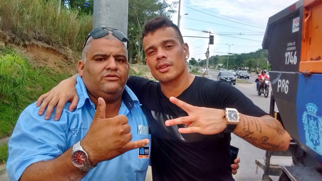 Bernardo, ex-Vasco, posa com gari no Rio