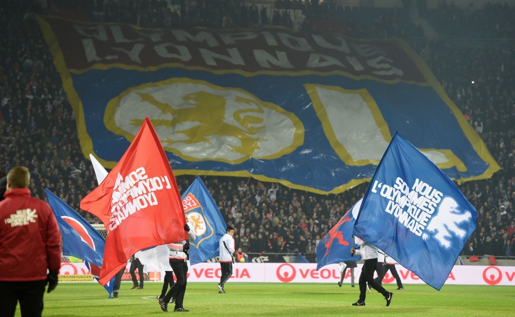 Torcida do Lyon faz festa em jogo contra Olympique de Marseille (PHILIPPE DESMAZES/AFP)