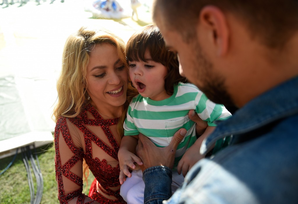 Shakira e Piqué, com filho Milan no meio )Odd Andersen / AFP)