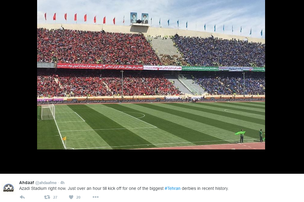Estádio em Teerã ficou metade azul, metade vermelho (Twitter/Reprodução)