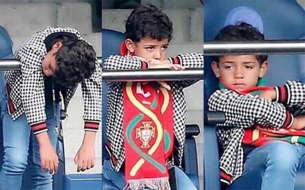 Cristiano filho parecia não querer estar vendo o jogo de Portugal (Foto: Sport/Reprodução)