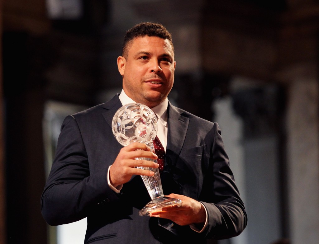 Ronaldo recebe prêmio da Federação Italiana em fevereiro de 2016 Foto: Paolo Bruno/Getty Images