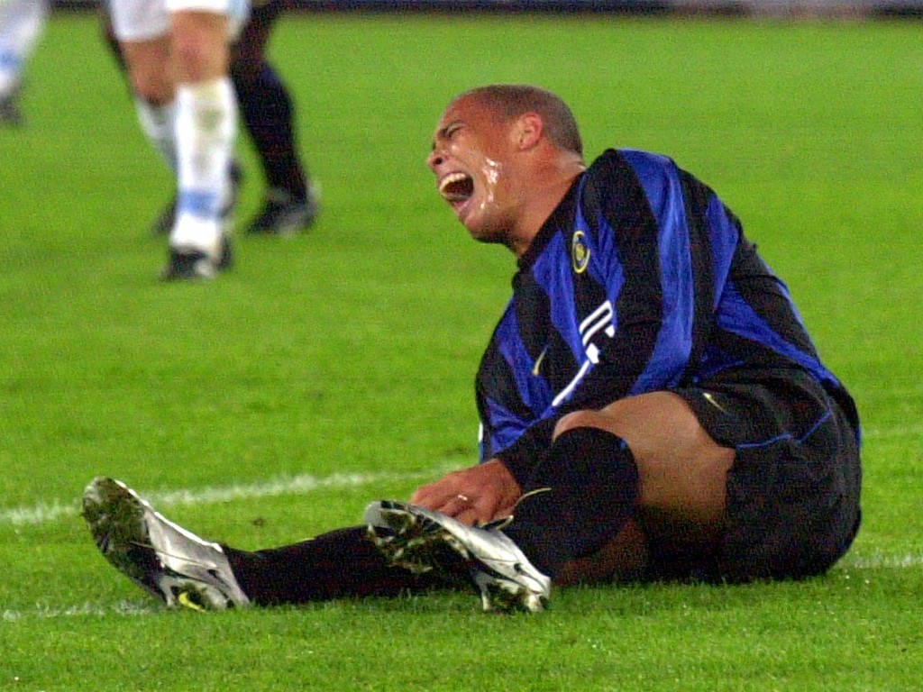 Ronaldo sofre lesão em 2000 pela Inter de Milão. Foto: Plinio Lepri/AP