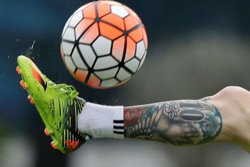 pierna-Messi-cambio_OLEIMA20161108_0246_28