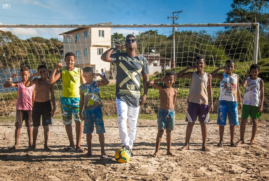  'Alô, mãe': comemoração de G. Jesus vira música de artista baiano