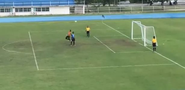 Pênalti bizarro é validado após bola bater no travessão e na cabeça do  goleiro