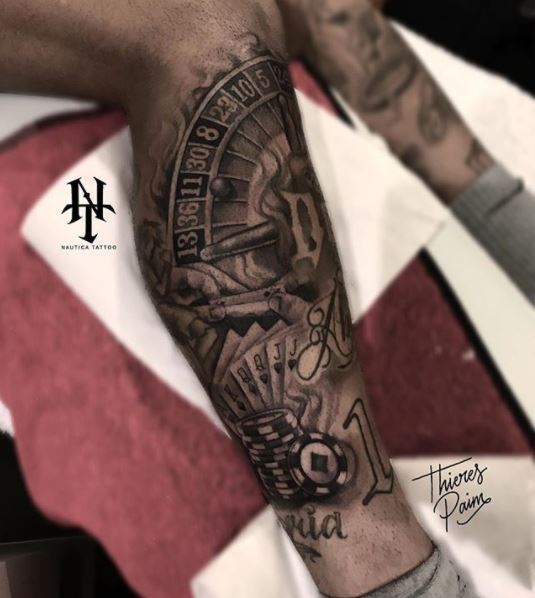 Nova tatuagem na perna de Neymar faz referência ao pôquer