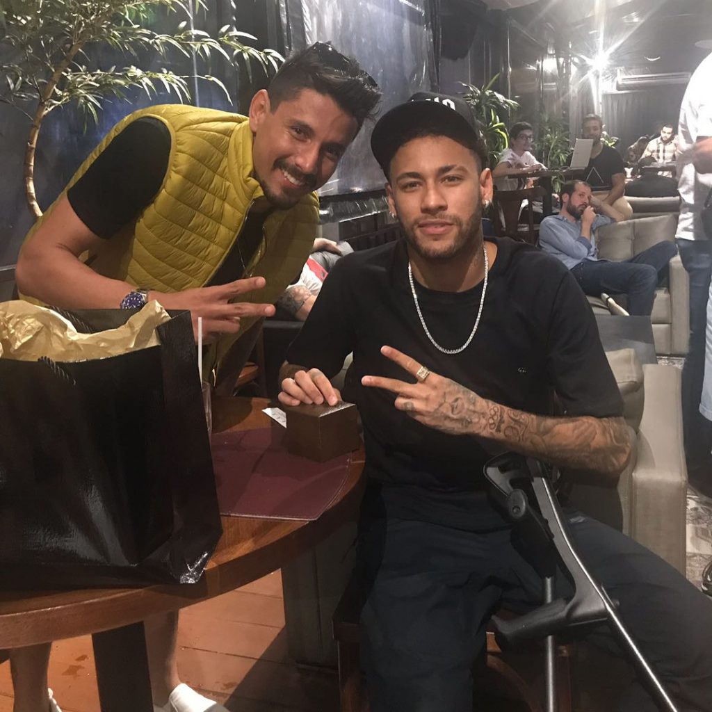 Neymar ganha anel de ouro cravejado com diamantes - UOL 
