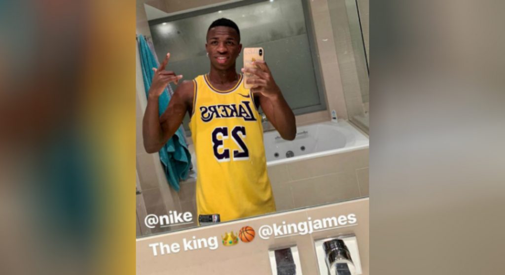 Vinicius J Nior Posa Com Camisa Dos Lakers E Exalta Lebron O Rei Uol Esporte