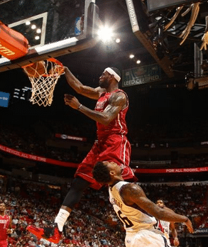 Uma enterrada sensacional, por LeBron James - UOL Esporte