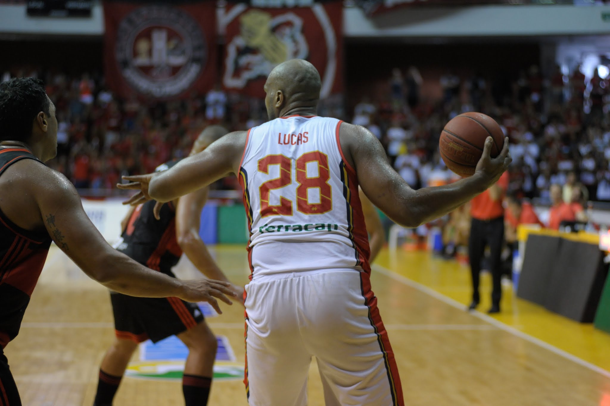 Em alta, Lucas Mariano relembra momentos difíceis e comemora boa fase em  Brasília - UOL Esporte