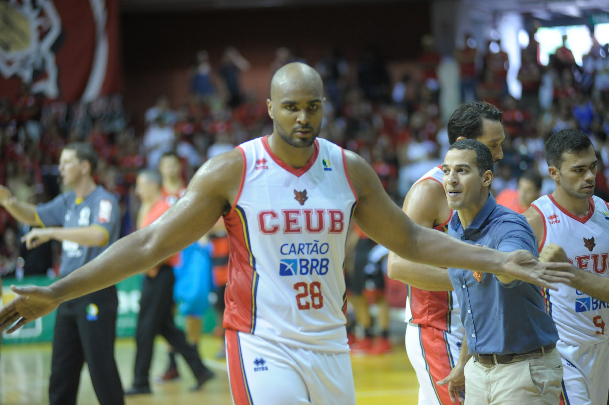 Em alta, Lucas Mariano relembra momentos difíceis e comemora boa fase em  Brasília - UOL Esporte