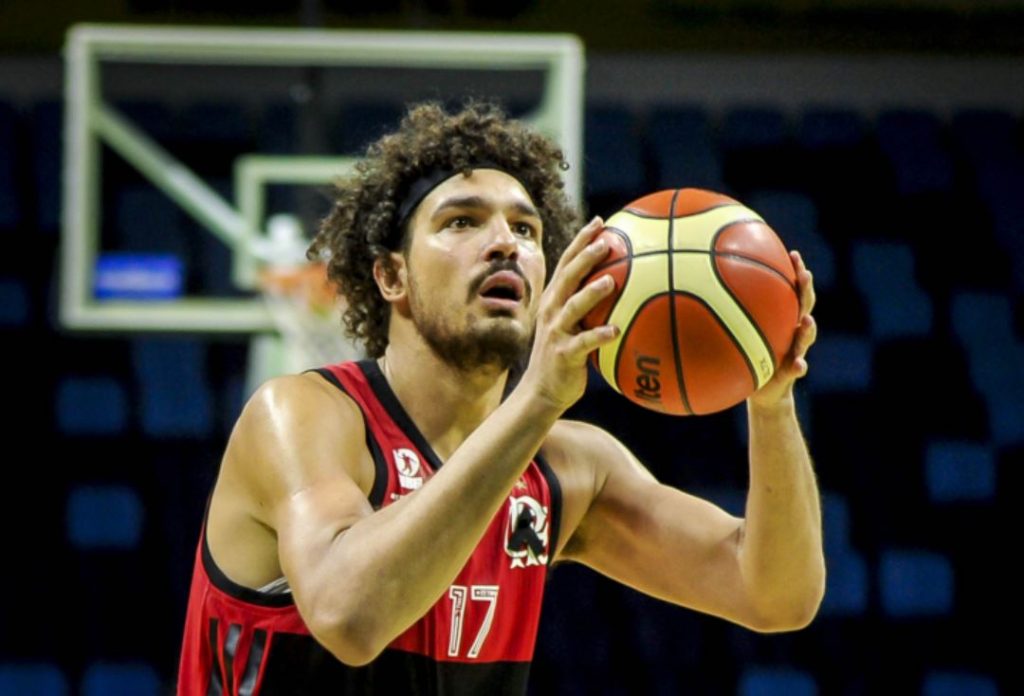 Jovem praticando esportes, jogando basquete ao nascer do sol